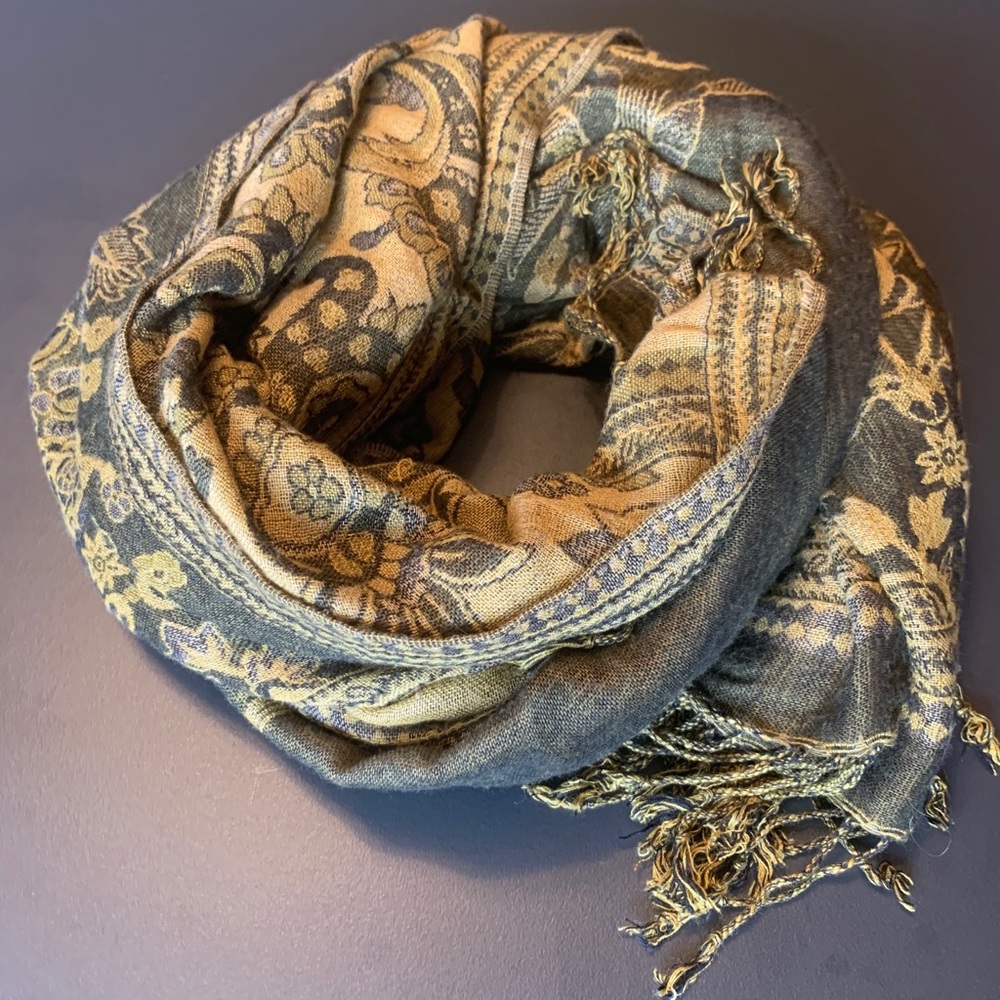 Boutique reversible green scarf